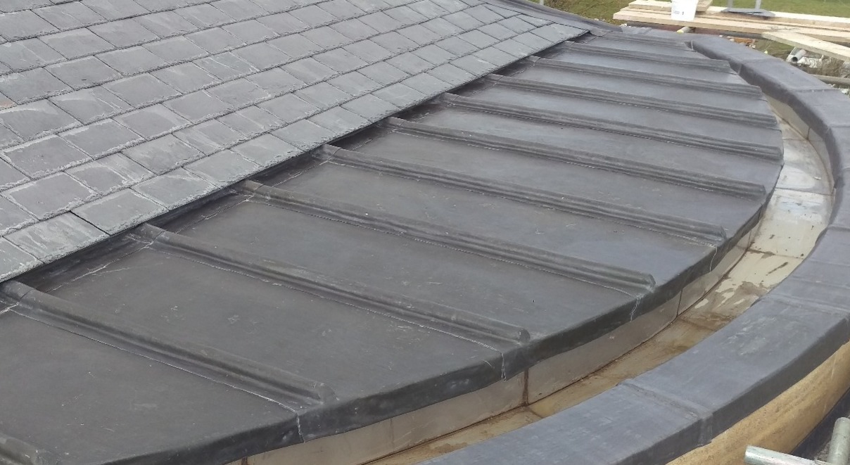 Flat roof with standing seams